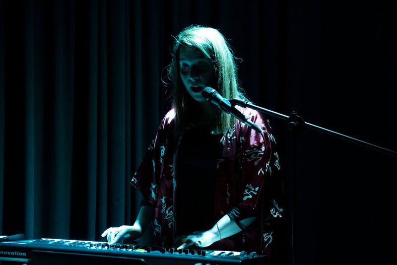Eda Er — vocal performance with synthesizer